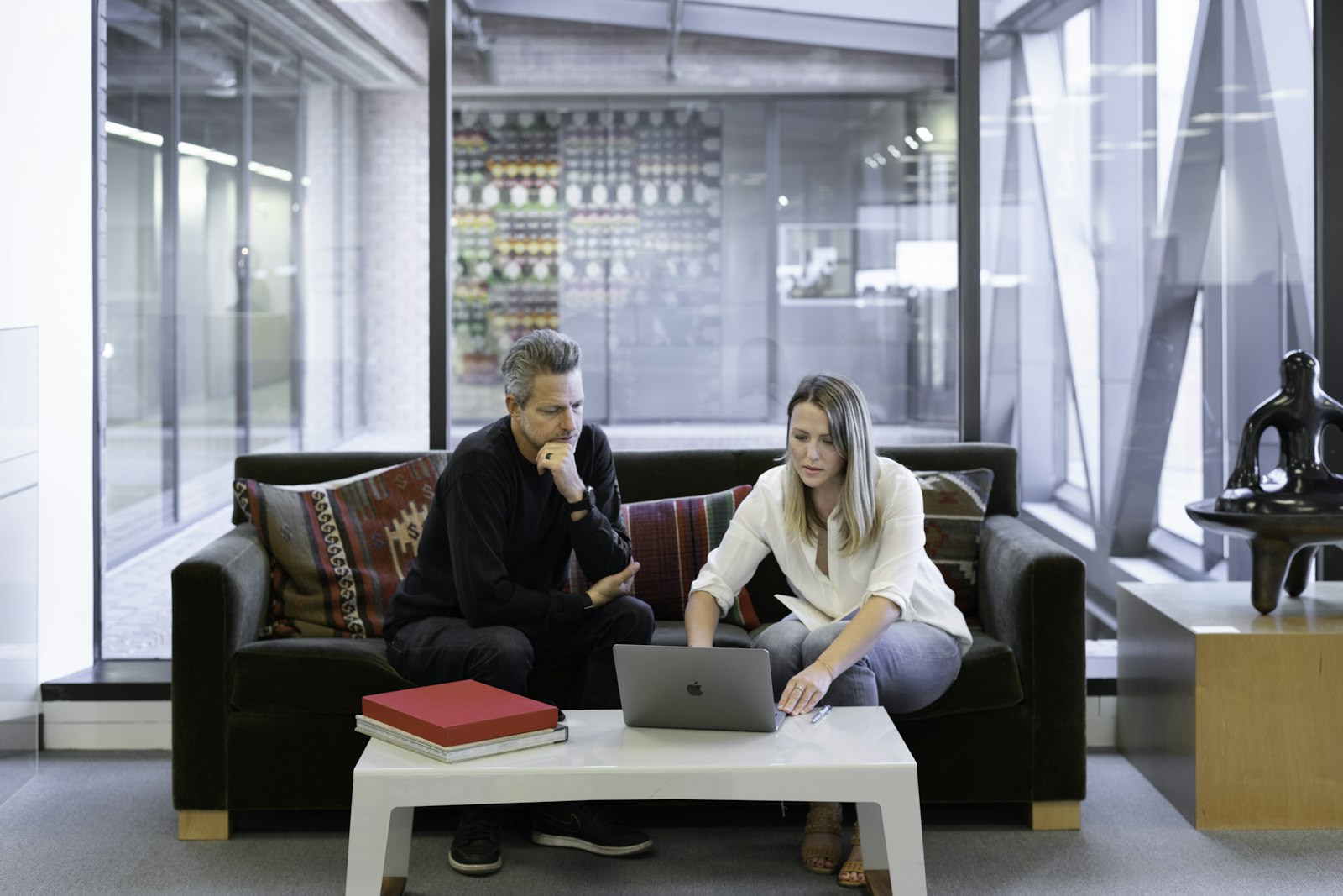 Konsultacja marketingowa przy laptopie