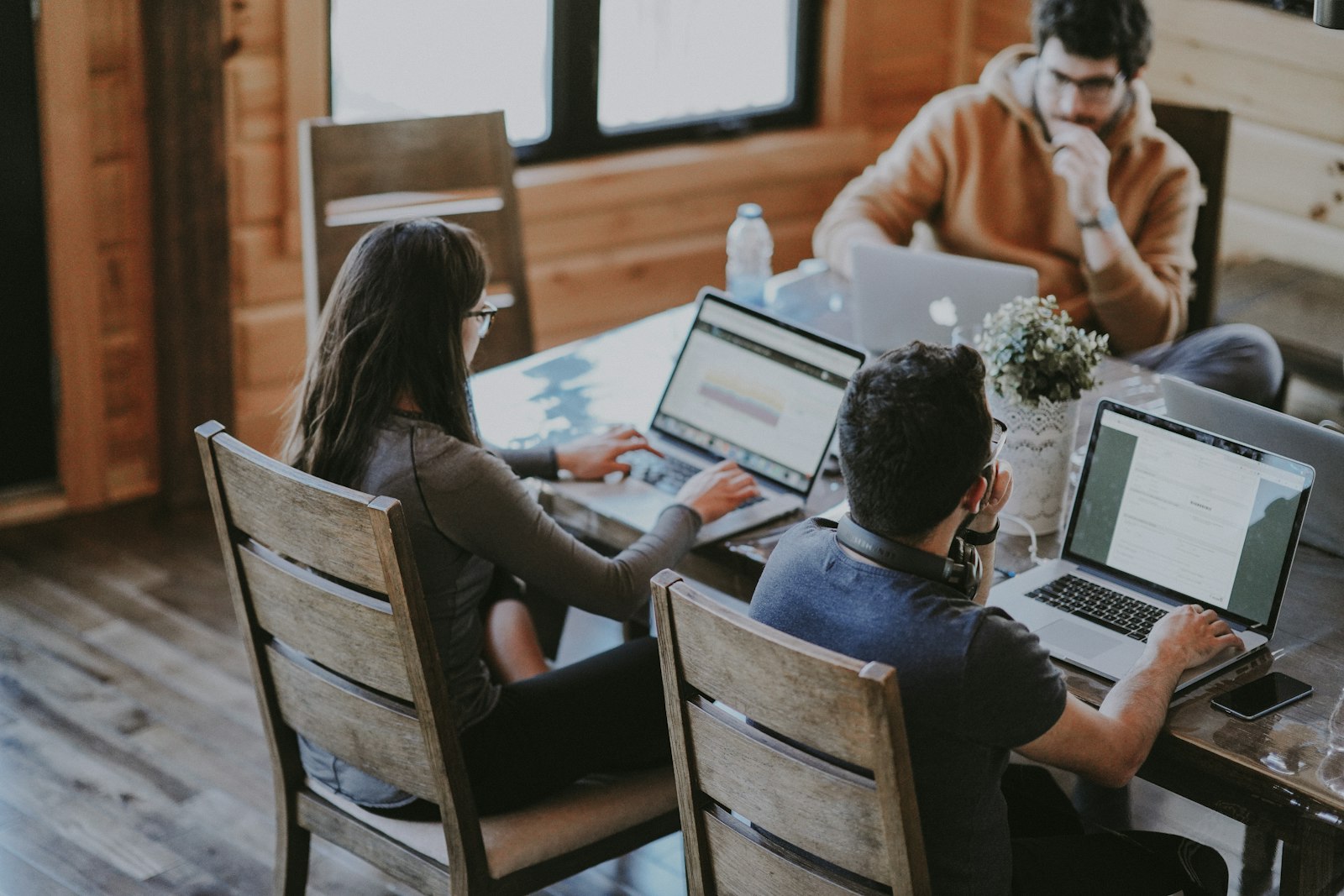 Właścicielka firmy B2B rozważająca strategię marketingową