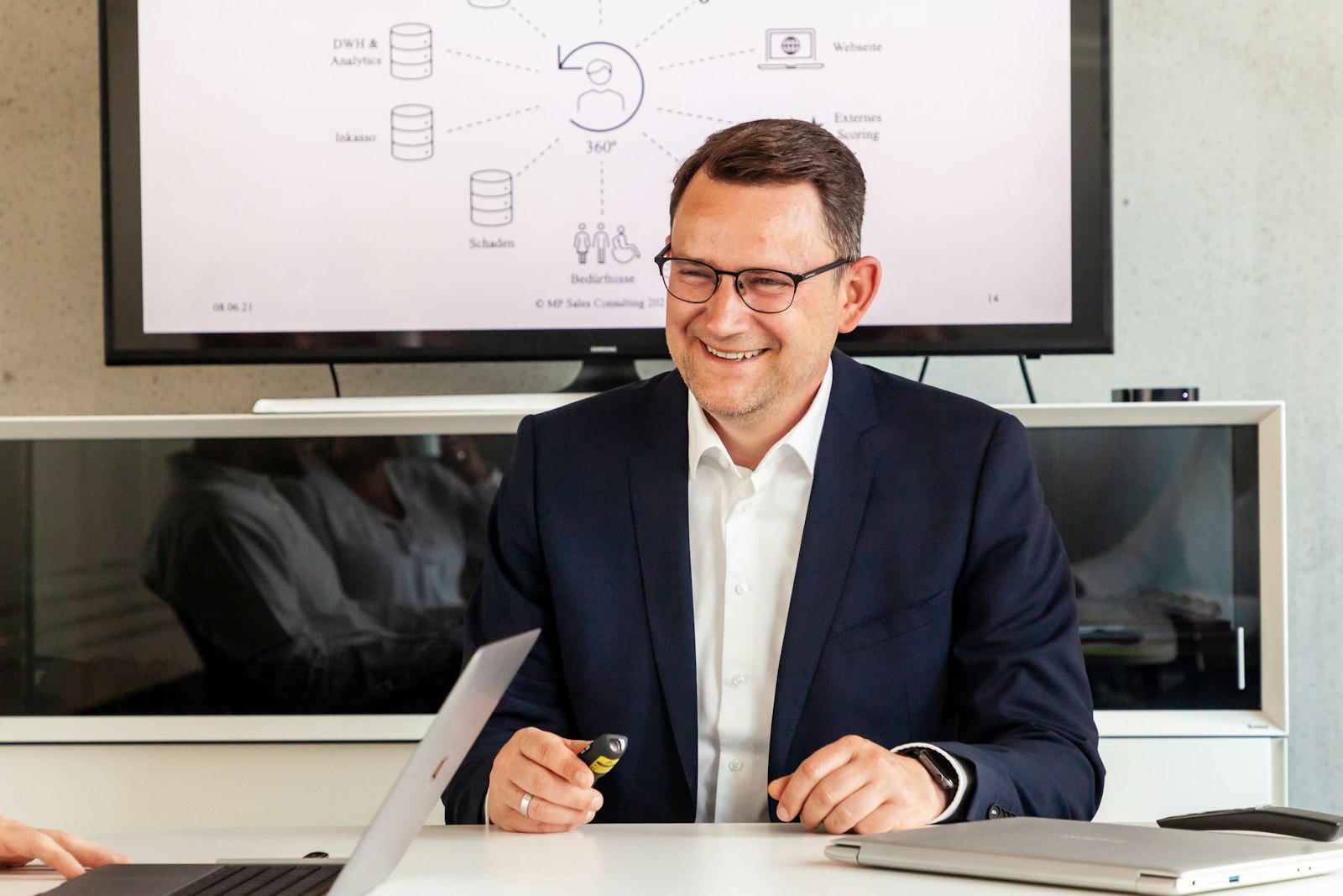 Firmy produkcyjne B2B mają długi cykl sprzedaży i mały ruch z wyszukiwarki na frazy zakupowe, a zapytania trafiają głównie z poleceń, więc trudno je skalować.
